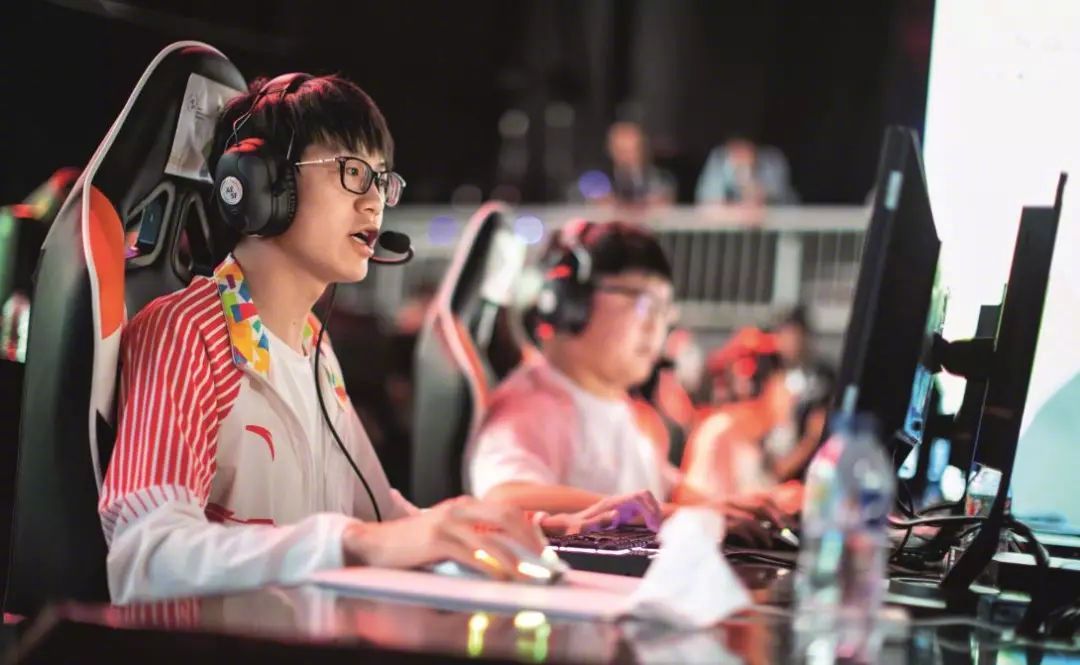 Scout ：第一局中路的团战就我们觉得可以打就打了