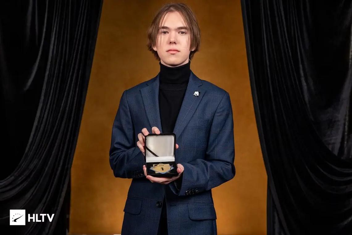 Creme在被KC零封后每日陪女友双排金铲铲 打HLE前夜玩到凌晨4点！