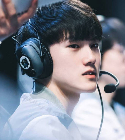 Creme ：感觉Chovy确实挺厉害的，以后中期自己不要玩的那么急了